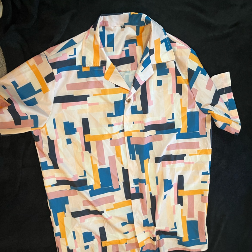 Men’s multi color button down short sleeve shirt.